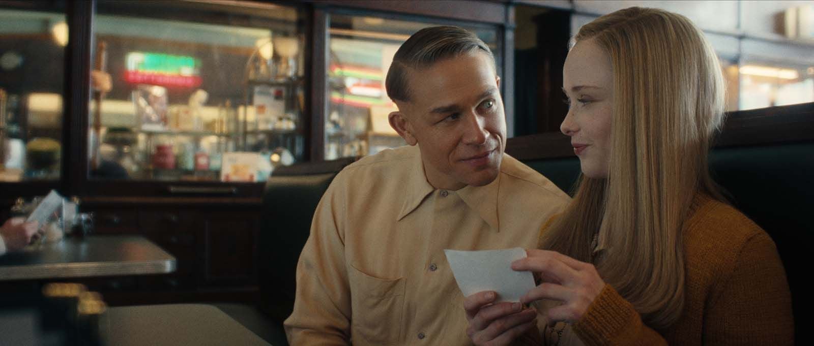 Suzanna Son et Charlie Hunnam dans Monstre : L'histoire d'Ed Gein