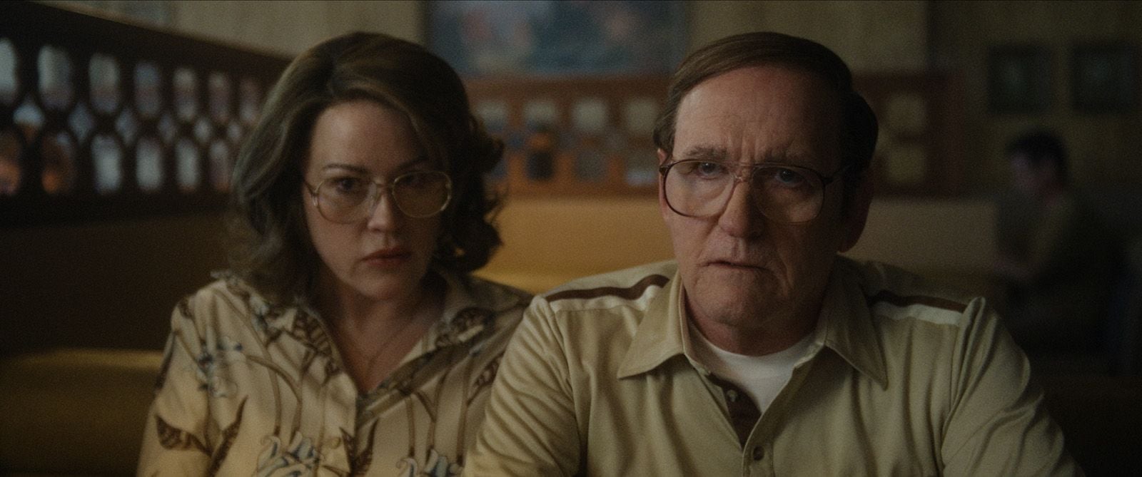 Richard Jenkins et Molly Ringwald dans Monstre : L'histoire de Jeffrey Dahmer