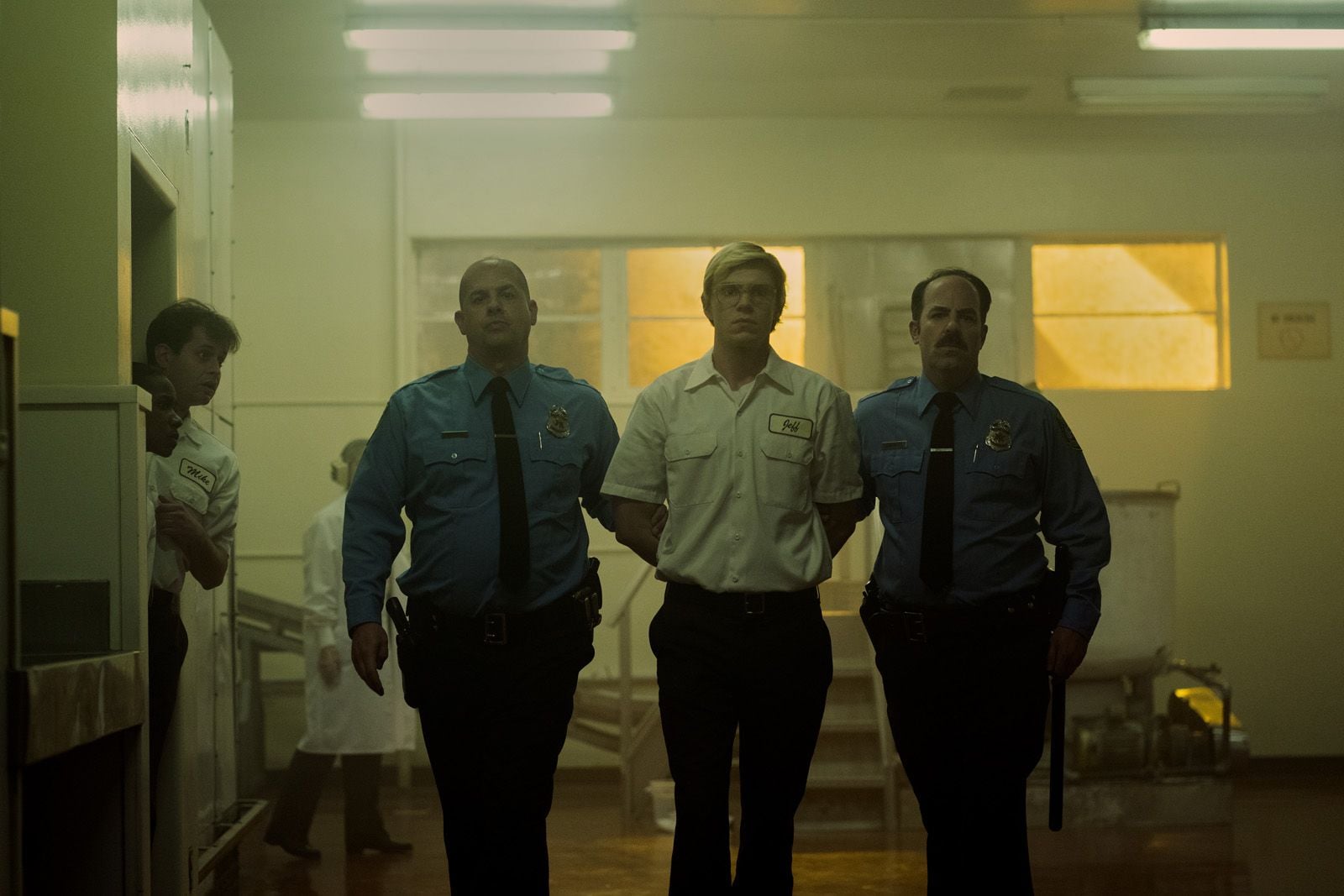 Mark Weiler et Evan Peters dans Monstre : L'histoire de Jeffrey Dahmer