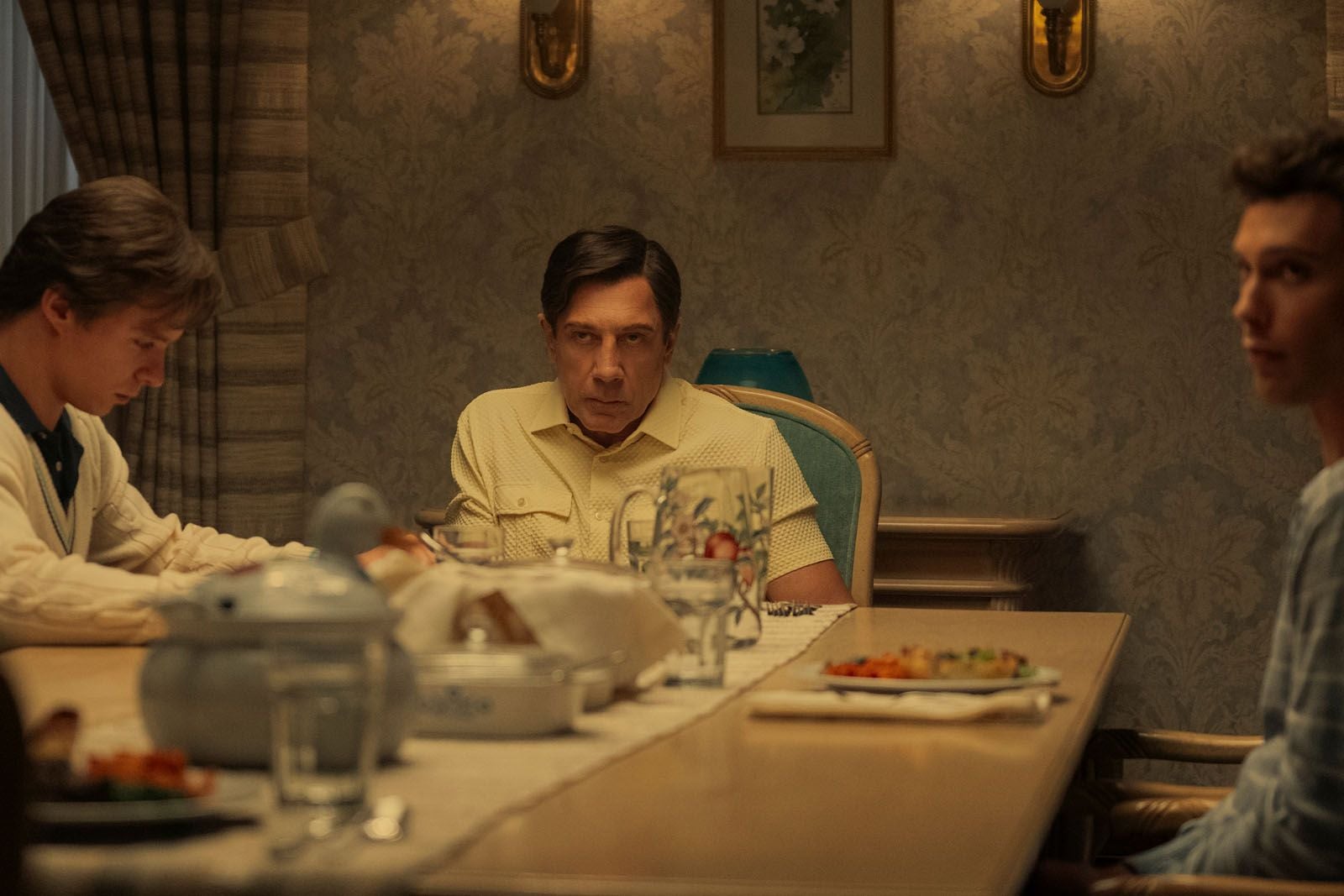 Javier Bardem, Cooper Koch et Nicholas Alexander Chavez dans Monstres : L'histoire de Lyle et Erik Menendez