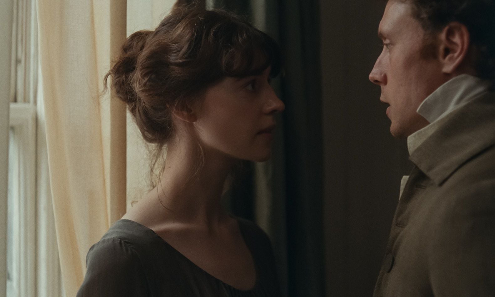 Daisy Edgar-Jones et George MacKay dans Raison et sentiments