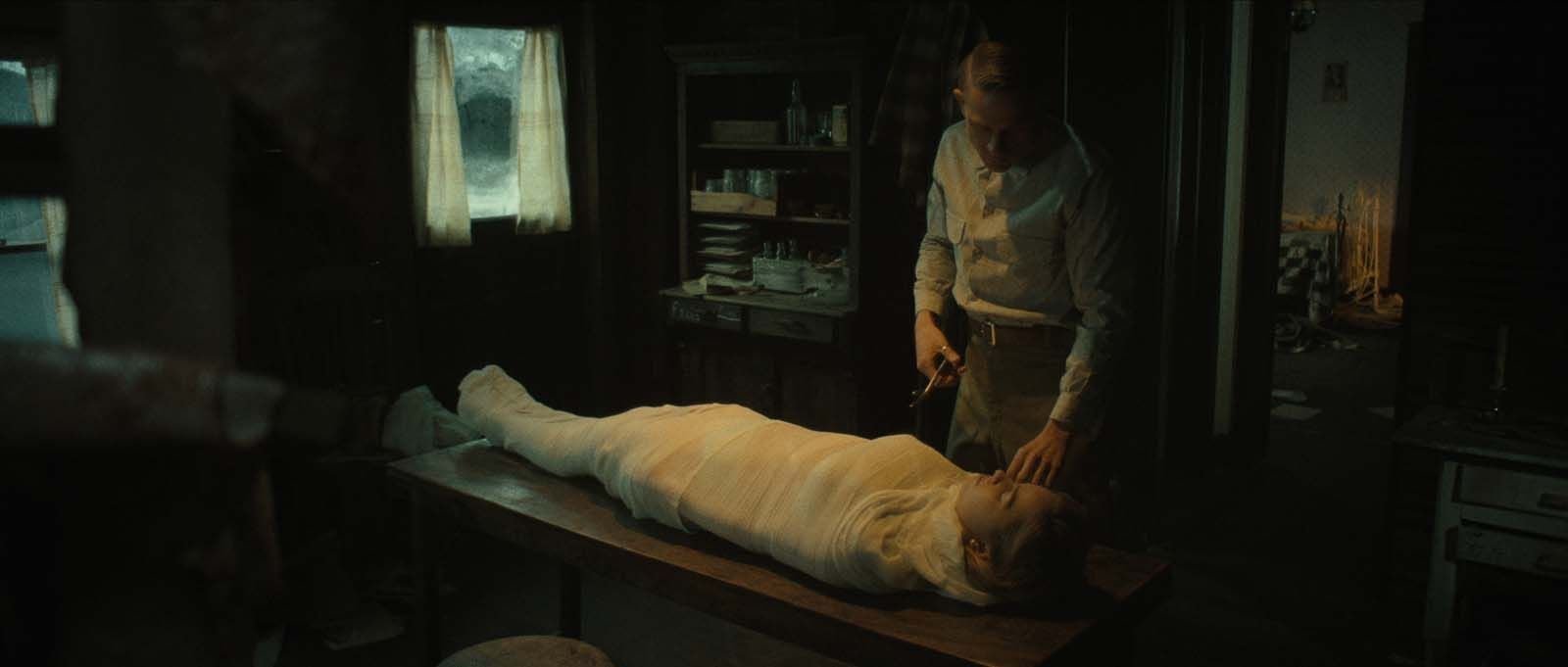 Addison Rae et Charlie Hunnam dans Monstre : L'histoire d'Ed Gein